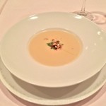 レストラン シェ・オカ - スープは新玉ねぎのポタージュ。