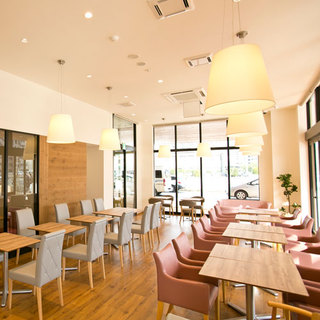 A bright and relaxing cafe space ♪ Please use it for a quick break.