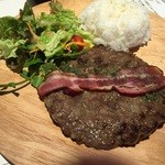 hamba-guandosute-kipondo - 熟成黒毛和牛ポンドハンバーグステーキプレート。モモ肉使用。香り豊かで、噛み応えのあるハンバーグ。
      M１４０g、Ｌ２２５g、W３６５g