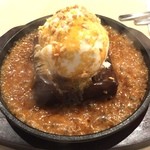 The Manhattan FISH MARKET - キャラメールソースが鉄板の上で煮立っています。