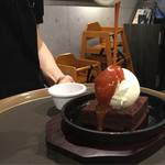 The Manhattan FISH MARKET - 熱々のキャラメルソースがかけられます。