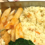 The Manhattan FISH MARKET - シーフードの下に敷いてあるポテトとガーリックハーブライス