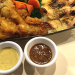 The Manhattan FISH MARKET - ソースは5種から自由選択。ケイジャンハニーマスタード　と　スパイシーシーフードディップ