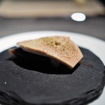 エクアトゥール - 濃縮したコンソメでマリネしたホタルイカとフォアグラカルパッチョ、山椒パウダー