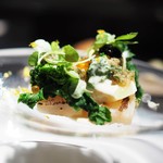 エクアトゥール - タイラガイのミキュイ、京都タケノコと菜の花、エシャロットコンフィと柚子風味白ワインソース　キャビアルージュとノワール
      