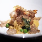 エクアトゥール - 天然エビ入りベーコンで巻いたインカの目覚めのロースト、燻製オマール海老、オニオンソテーとグリーンピース、ヴィネグレットエルブ　甲殻類ソース