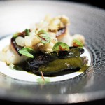 エクアトゥール - マナガツオ直火焼き、ツブガイとウドの軽いソース、トコブシロティ、アワビ肝ソース
      