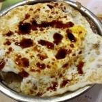 添好運點心專門店 - 煎蛋牛肉飯（Steamed Rice with Beef & Pan-fried Egg）、店員さんが醤油をかけてくれました