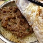 添好運點心專門店 - 煎蛋牛肉飯（Steamed Rice with Beef & Pan-fried Egg）、玉子の下はこんなかんじ