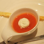 Vin de Reve - アミューズ：トマトの冷製スープとパルミジャーノのパイ(420円)（2012/6）
