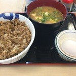 松屋 - 牛丼大盛り、豚汁、たまご（2016年4月21日）