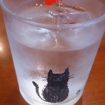 夢猫 - お水のグラスも黒猫