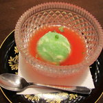 滋味風味 小豆 - すいかジュースに浮かんだ梅シャーベット