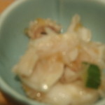 つきぢ神楽寿司 - お通し：ゲソとサメの軟骨の梅しそ和え