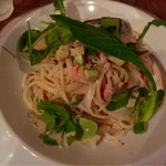 産食 お肉＆菜園料理 カムラッド - 炙りサーモンとアボカドのパスタ
