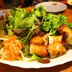 ベトナム料理 オーセンティック - 揚げ春巻き ハーブと共に