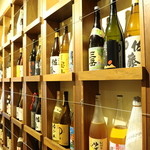 Uma Zakura - 3階の焼酎棚には金属製のワイヤーを貼り瓶が倒れないようにしました。