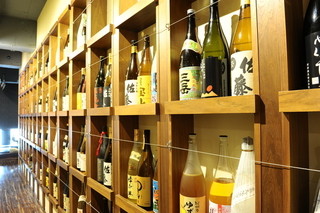 Uma Zakura - 3階の焼酎棚には金属製のワイヤーを貼り瓶が倒れないようにしました。