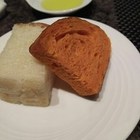 イタリアンダイニング ジリオン - （2016/5  訪問）ローズマリーのフォカッチャとトマト風味のパン。