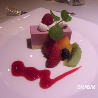 東京會舘 銀座スカイラウンジ - パティシエデザート　苺のムースケーキ