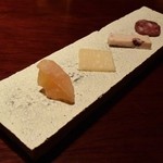 バー ル・サロン - チャーム（ドライアップル・パルミジャーノレジャーノ・ドライフルーツ入りチョコ・サラミ）1603