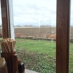 ほくほく庵 - 【2016年04月】店内、外に面したカウンター席から屋外を臨む。