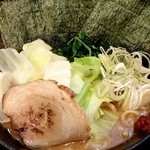 menyaabiru - 家系醤油キャベツ盛り+大盛
                      閉店ギリのせいかネギがパッサパサ