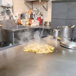 八誠 - 豚キムチ 調理中