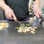 八誠 - 豚耳 調理中