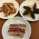横浜大飯店 - 12豚耳の麻辣ソース和え
      05ピータン
      06香港焼き豚