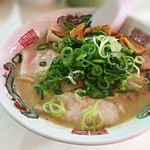 とん吉 - とんこつ☆
      
      平日の昼しか開いて無いのでやっと念願叶い訪問w
      天一バリの超濃厚スープ！でも、豚なのに全く臭みが無いのが凄い！
      細めのストレート麺に絡みまくる♡
      最後の一滴まで飲み干してしまいたくなる旨しな一杯！٩(๑>؂<๑)۶
      