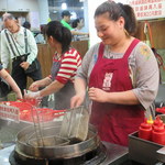 大台北平價滷味 - 店員さんたちの愛想よし。