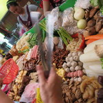 大台北平價滷味 - 実にたくさんの種類から選びます。