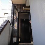 Ajiago Hantoosake Noomise Shapura Kandaten - お店へはアパートのような建物の階段を登った先にあります。