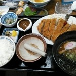 にく友食堂 - とんかつ定食1100円＋半ラーメン200円