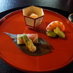 招福樓 - 八寸：たらの芽の天ぷら、蕗の生ハム巻、空豆、えびの黄身寿司、鯛のまこと白子