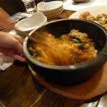 慶ちゃん - 石焼きビビンパを混ぜているところ