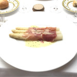 レストラン アラジン - 茹でたてのホワイトアスパラガス　シブレットソース　生ハム添え　温製2016-4 