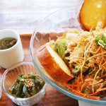 アリーカフェ - 【蒸し鶏のアジアンサラダのオープンサンドセット1080yen】（ランチ）