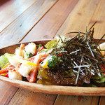 アリーカフェ - 【パルミジャーノチーズのわさびシーザーサラダ　830yen】ベーコンやパプリカをちらしたサラダに海苔と
パルミジャーノレッジャーノチーズをかけました。
自家製のわさびシーザードレッシングとチーズ、
海苔は相性抜群です。