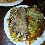 居酒屋 お好み横丁 - 左側がお好み焼き豚玉