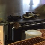 ハンバーグむとう - カウンター&テーブル2つ。。ほんと素晴らしく動かれ〜最高の鉄板バーグが