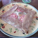 焼きカレーのガレット　お皿がユニーク