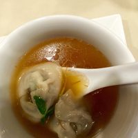 礼華 - あさの豚と髪菜のスープ餃子。餃子を噛み締めた時の肉汁がスープに溶け込んでいく様は、深い、とか濃ゆい、とかではなく「まるで当たり前かのように溶けてゆく」　あったまります