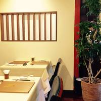 礼華 - シンプルモダンな店内。