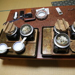 Numakura - 夕食　座敷で人数分の釜飯を炊いている