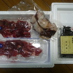 あけみちゃん号 - お土産のマグロとサービスの昆布とタコ