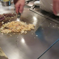 ステーキハウス ハマ  目黒店 - 五目炒飯の調理中