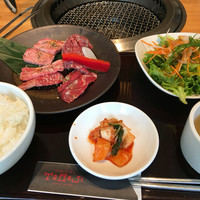 焼肉トラジ 京橋店 - サラダ、スープ、キムチ、ご飯が付きます。