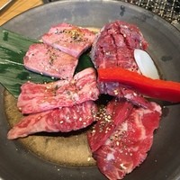 焼肉トラジ 京橋店 - 左上のタン塩と左下のハラミは特に美味しかったです。